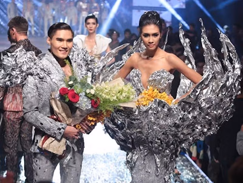 Tạ Quang Hùng và Nguyễn Oanh cùng đăng quang quán quân Vietnam's Next Top Model 2014. Ảnh: Khám Phá.