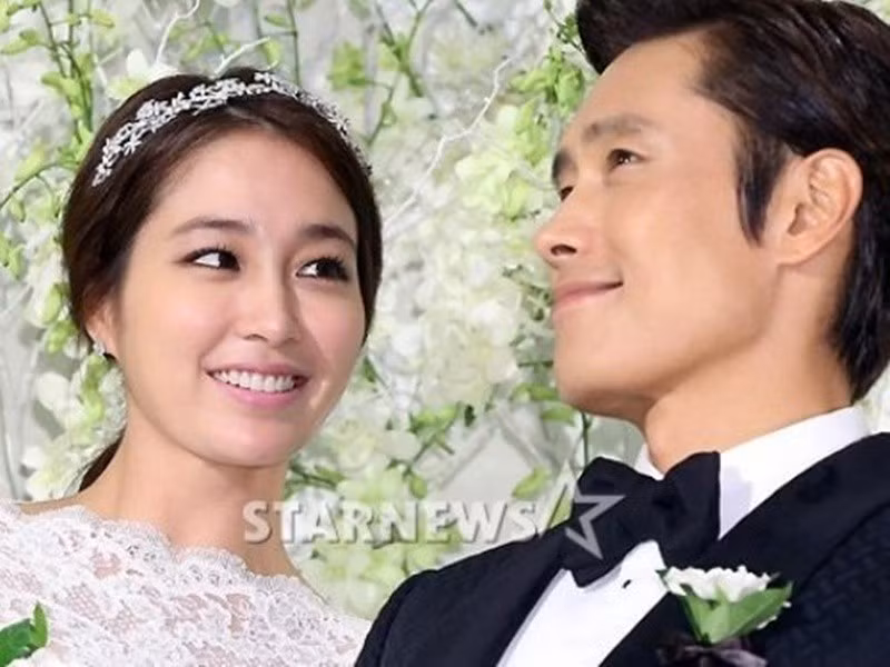 Năm 2012, Lee Byung Hun và Lee Min Jung công khai chuyện tình cảm. Một năm sau, đám cưới của cặp đôi diễn ra. Ảnh: Người Lao Động.