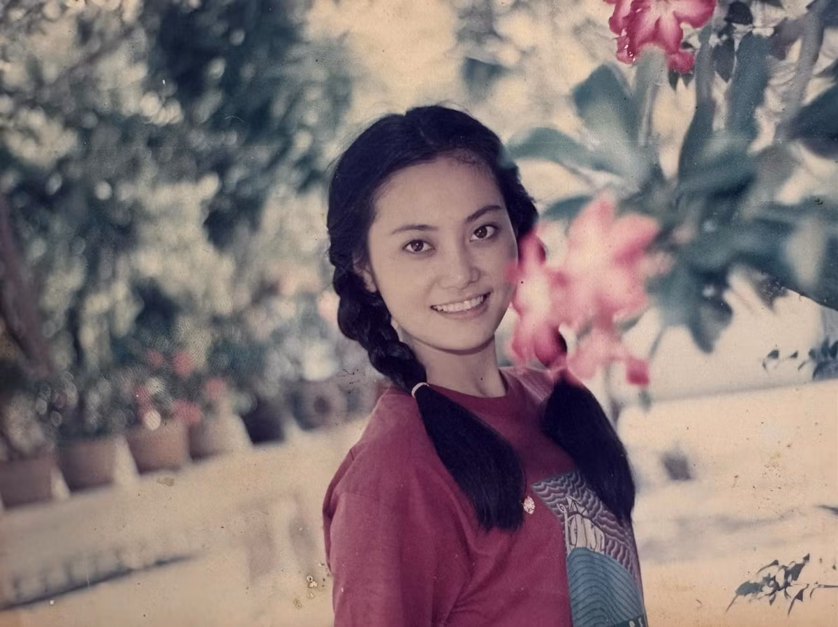 Nhan sắc ngày còn trẻ của Hạnh Thúy gây chú ý. Nữ diễn viên toát lên sự ngây thơ, dịu dàng với mái tóc tết hai bên và nụ cười tỏa nắng tuổi đôi mươi.