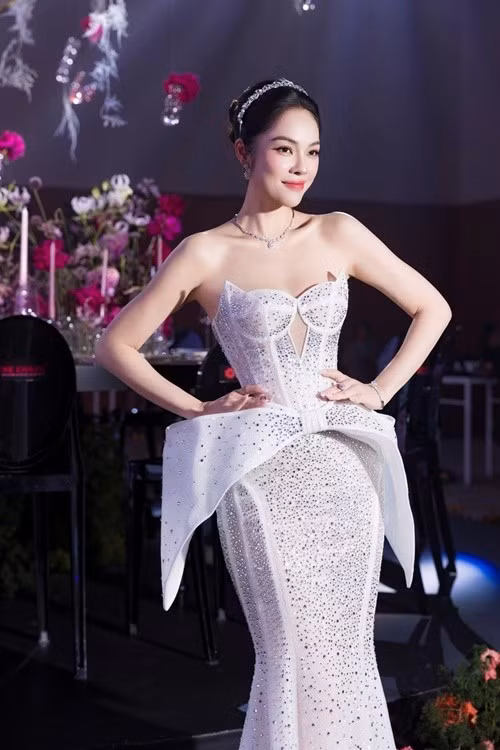 Diễn viên Dương Cẩm Lynh hiện tại vẫn đắt show quảng cáo, đại diện nhãn hàng. Ngoài ra, cô còn mở thương hiệu thời trang riêng. Ảnh: FB Dương Cẩm Lynh.