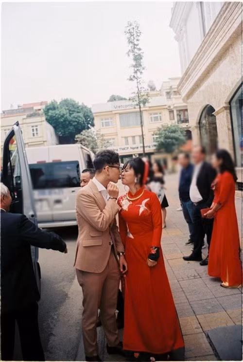 Trên trang cá nhân, ca sĩ Hoàng Dũng khiến nhiều khán giả chú ý khi đăng tải loạt ảnh ghi lại những khoảnh khắc đời thường bên bà xã Khánh Linh.