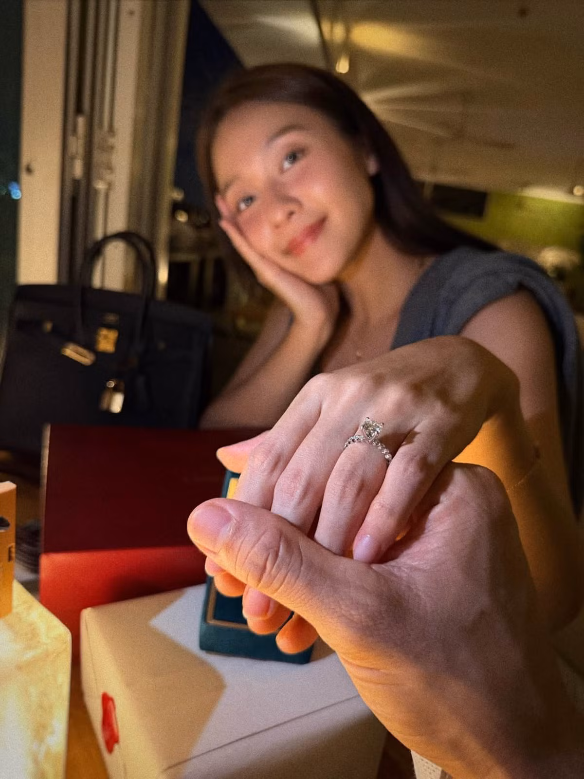 Trước đó, Nhan Phúc Vinh đăng hình ảnh bên Khả Ngân sau khi cầu hôn thành công. Nữ diễn viên sau đó chia sẻ về việc bước vào hành trình mới và cùng anh xây dựng “mái ấm nhỏ”.