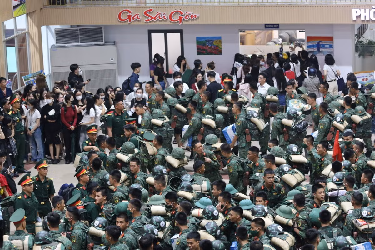 Tối ngày 4/6, tại ga Sài Gòn (quận 3, TPHCM), Bộ Tư lệnh Quân khu 7, lãnh đạo TPHCM đã đến tiễn các khối đi thực hiện nhiệm vụ trong Lễ kỷ niệm 80 năm Cách mạng Tháng Tám (19/8/1945 – 19/8/2025) và Quốc khánh nước Cộng hòa xã hội chủ nghĩa Việt Nam (2/9/1945 – 2/9/2025).