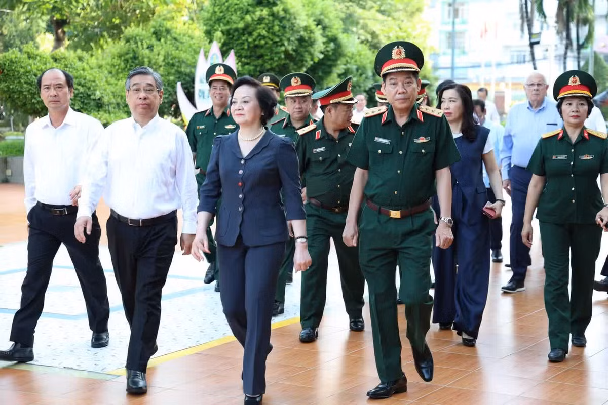 Phó Thủ tướng Phạm Thị Thanh Trà - Trưởng Ban Chỉ đạo 515 quốc gia - cùng lãnh đạo Bộ Quốc phòng, TPHCM đến dâng hoa các Anh hùng liệt sĩ tại Công viên Lê Thị Riêng ngày 8/6. Ảnh: Ngô Tùng