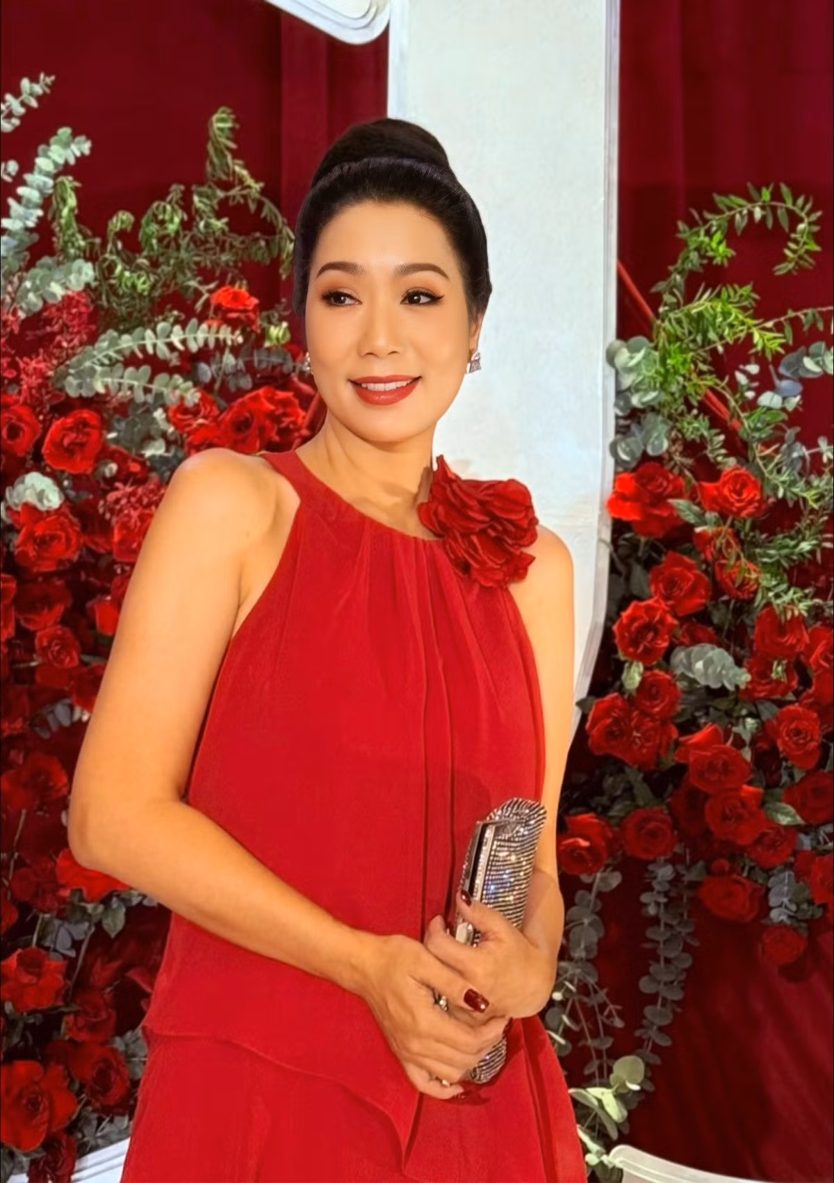 Trịnh Kim Chi vẫn giữ được vẻ trẻ trung và thần thái rạng rỡ ở tuổi 54.
