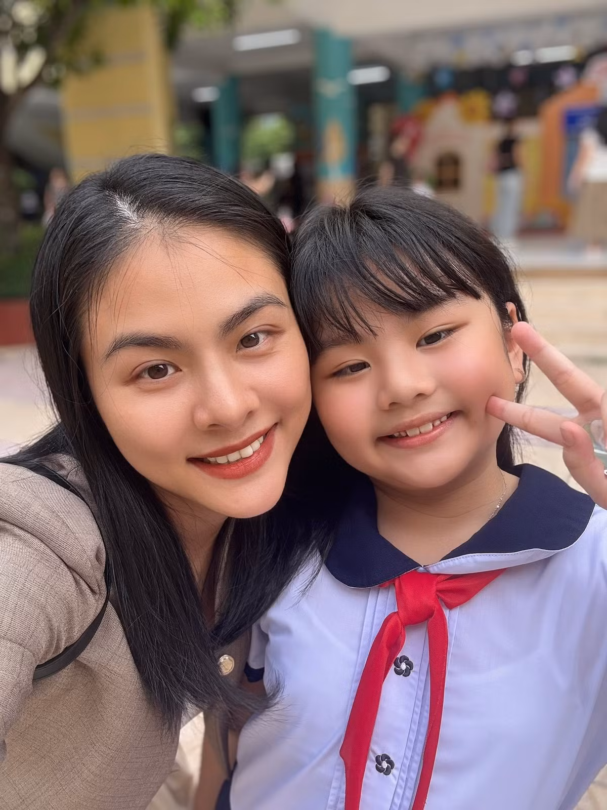 “Khối phụ huynh đưa khối tựu trường đi khai giảng trong niềm hân hoan”, Vân Trang viết. Ảnh: FB Vân Trang.