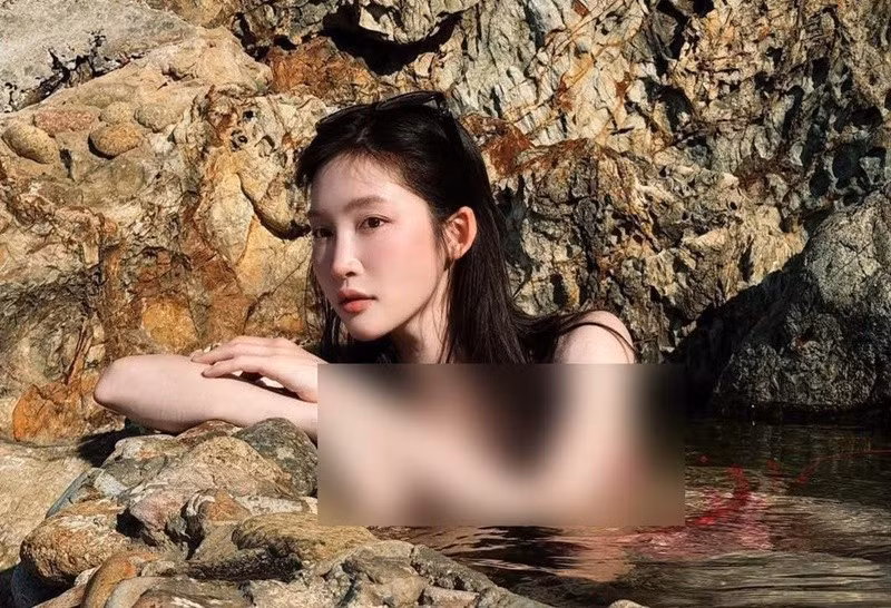 Mới đây, ca sĩ Juky San gây tranh cãi khi đăng tải bộ ảnh diện bikini tắm tại Giếng Tiên (ở Gia Lai). Phía nữ ca sĩ nhanh chóng lên tiếng về ồn ào. Ảnh: Vietnamnet.