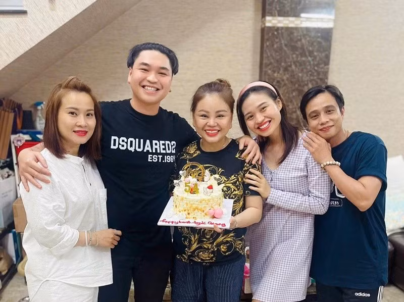 Lê Giang đón sinh nhật bên Lê Lộc, Duy Phước (thứ hai bên trái) vào đầu tháng 11. Ảnh: FB Lê Giang.