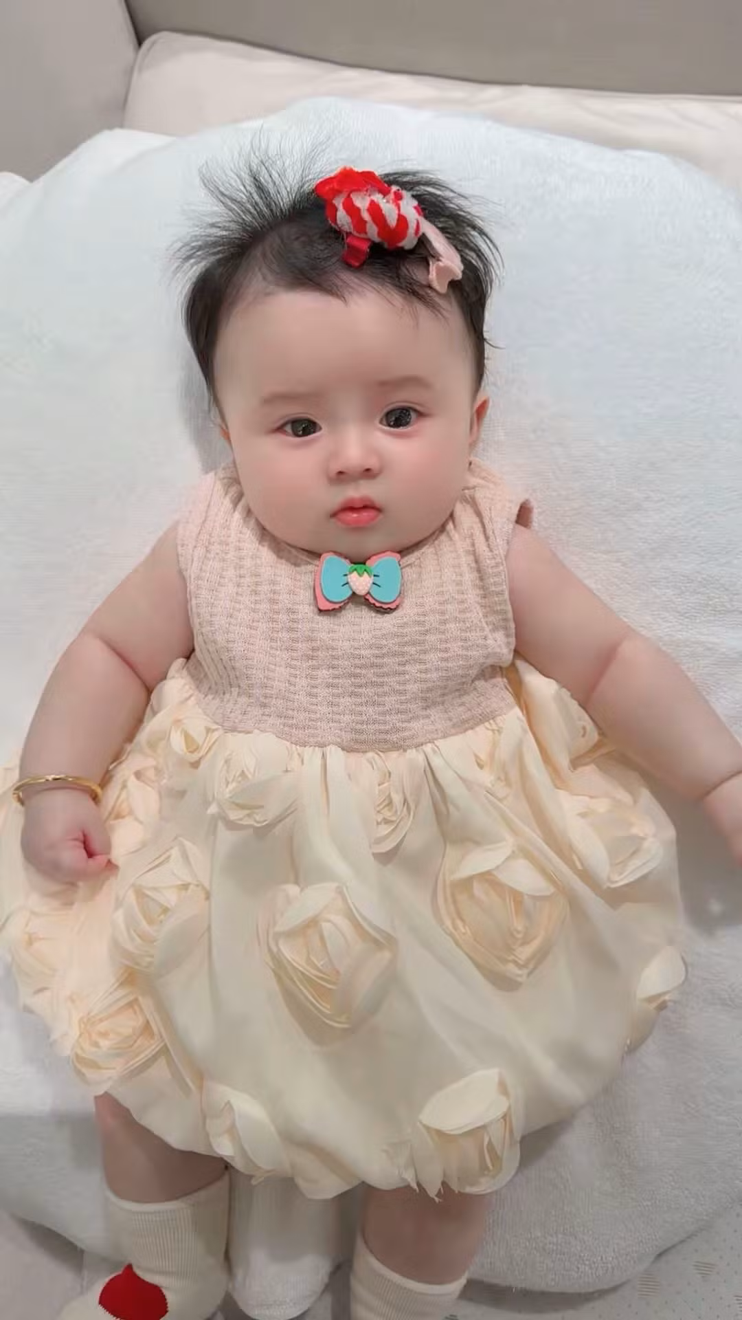 Bé Thụy Yên – con gái của Phương Lê và Vũ Luân gây thiện cảm với gương mặt bầu bĩnh, làn da trắng hồng cùng đôi mắt đen láy, lanh lợi. Ảnh: FB Phương Lê.