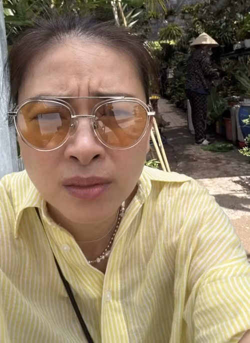 Ngô Thanh Vân chia sẻ hình ảnh tất bật giữa công trình đang thi công. Nữ diễn viên hài hước kể có lúc kỷ niệm ngày cưới nhưng vẫn “ngập ngụa bụi xi măng cát”.