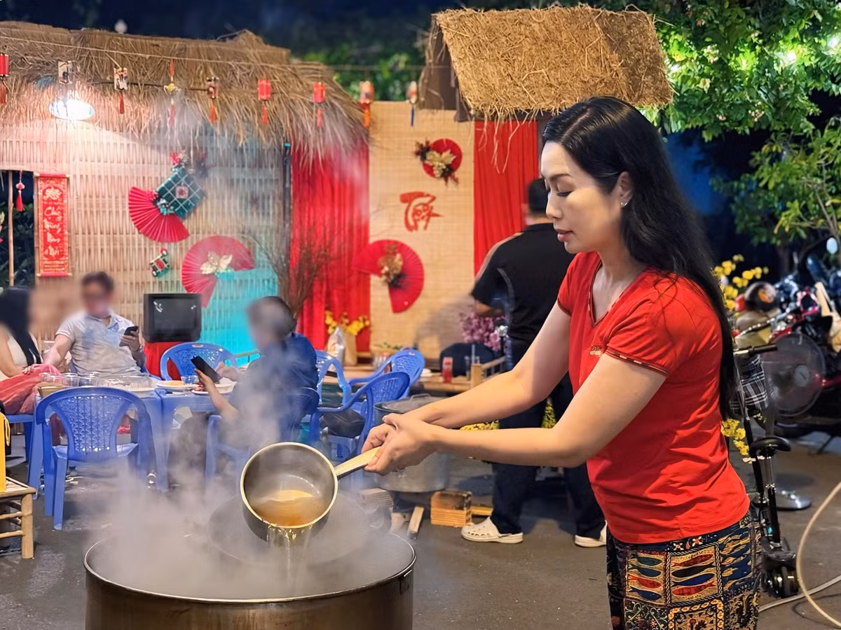 Theo Znews, gia đình NSND Trịnh Kim Chi thường gói nhiều bánh chưng để làm quà biếu người thân, họ hàng, hàng xóm và đối tác, gửi gắm trọn vẹn hương vị Tết truyền thống. Ảnh: Vietnamnet.