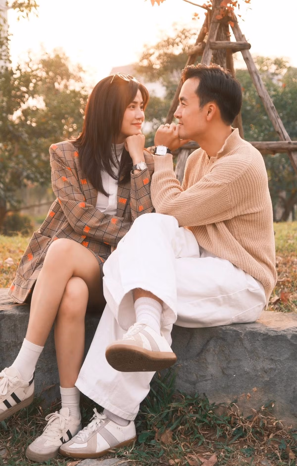 Sau khi về chung một nhà, cặp đôi ưu tiên xây dựng tổ ấm. Anh Đào - Anh Tuấn chia sẻ, động viên nhau trong công việc. Chính sự thấu hiểu và tôn trọng lẫn nhau giúp cặp đôi duy trì sự gắn bó bền chặt. Ảnh: FB Anh Đào.