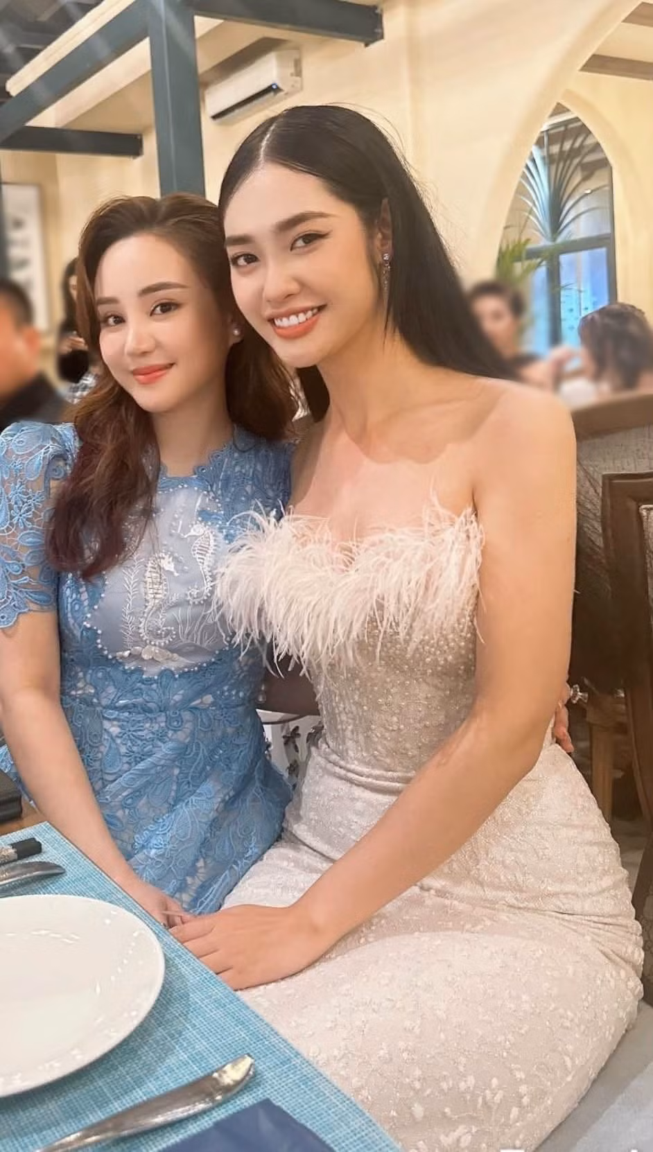 Bên cạnh lời chúc ngày 20/10 ý nghĩa, Vy Oanh còn hài hước nhắc đến những người đẹp xuất hiện trong bức ảnh đăng tải: “Mới đó mà các em hoa hậu trong hình đều đã lấy chồng, còn mỗi em là chưa.... làm mẹ chồng”. Ảnh: FB Vy Oanh.