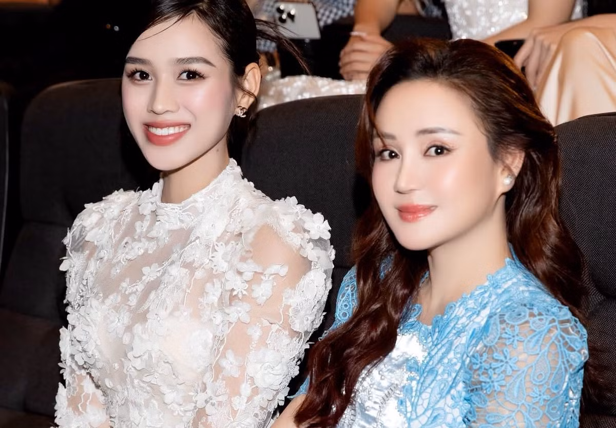 Ca sĩ Vy Oanh (phải) gửi lời chúc đến phụ nữ nhân ngày 20/10, đồng thời nhắn nhủ phái đẹp không ngừng học hỏi, độc lập trong suy nghĩ và tự chủ về tài chính. “Sự sang trọng của một người phụ nữ không nằm ở những gì cô ấy sở hữu, mà ở cách cô ấy làm chủ cuộc sống của mình”, nữ ca sĩ chia sẻ. Ảnh: FB Vy Oanh.