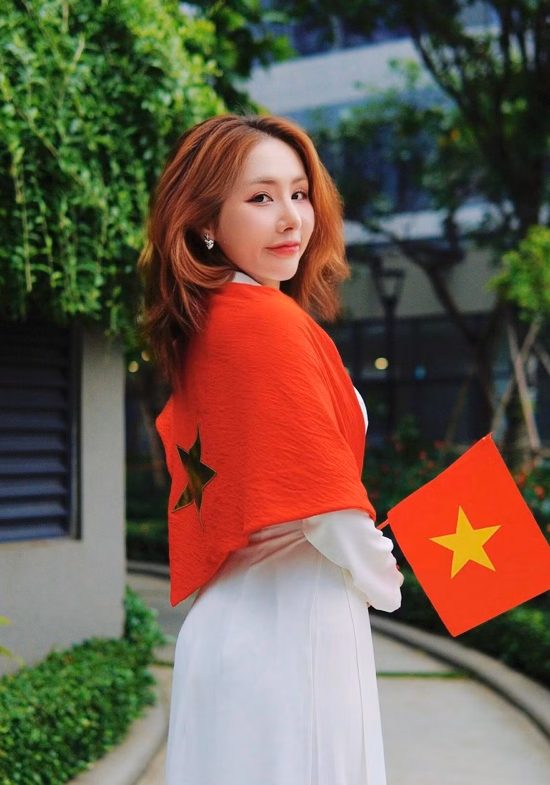 Du Uyên diện áo dài trắng chụp ảnh mừng Quốc khánh 2/9. Ảnh: FB Du Uyên.