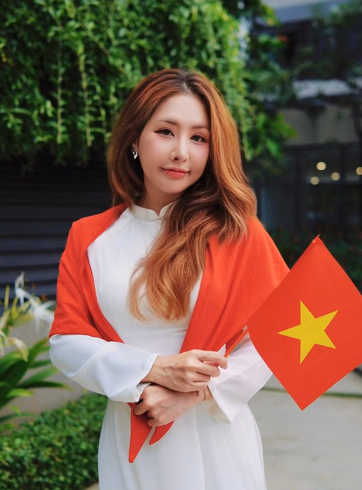 Nữ ca sĩ vừa giới thiệu đến khán giả ca khúc Hoà bình đẹp lắm. Ảnh: FB Du Uyên.