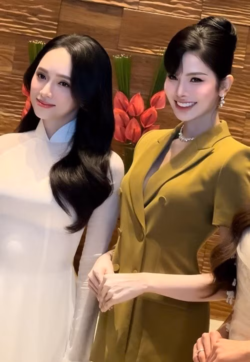 Tâm Như được Hương Giang nâng đỡ, dạy dỗ, chỉ bảo. “Với em, cơ hội chị trao thật sự rất lớn. Ngày em đi thi quốc tế, chị và công ty đã gửi tiền hỗ trợ, còn cho em cả váy và túi xách của chị. Những điều đó em luôn trân trọng và biết ơn từ tận đáy lòng”, Tâm Như viết. Ảnh: FB Hà Tâm Như.
