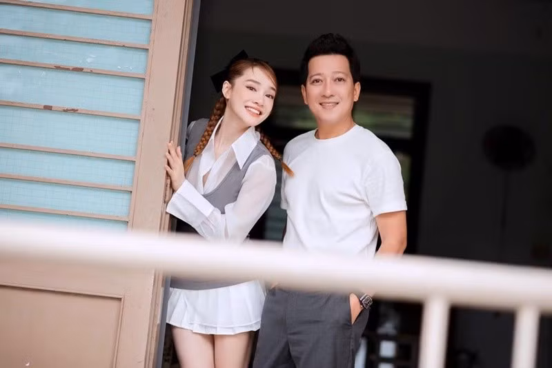 Trường Giang đưa hết tiền cho Nhã Phương, luôn quan tâm đến vợ, chia sẻ việc chăm sóc con. Ảnh: FB Nhã Phương.