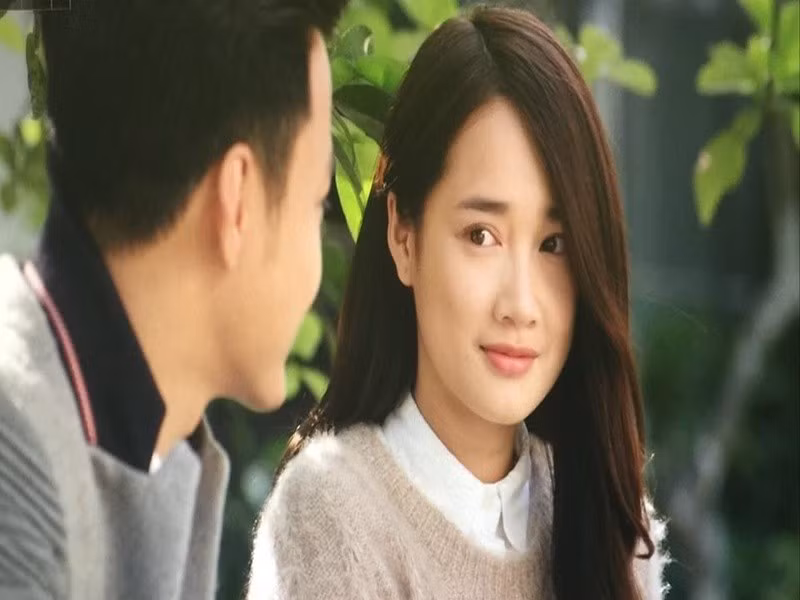 Dù tham gia nhiều phim nhưng mãi đến khi góp mặt trong phim ngắn Xin lỗi anh chỉ là thằng bán bánh giò năm 2013, Nhã Phương mới gây được sự chú ý. Năm 2015, cô nổi tiếng khi đóng Tuổi thanh xuân. Ảnh: Dân Việt.