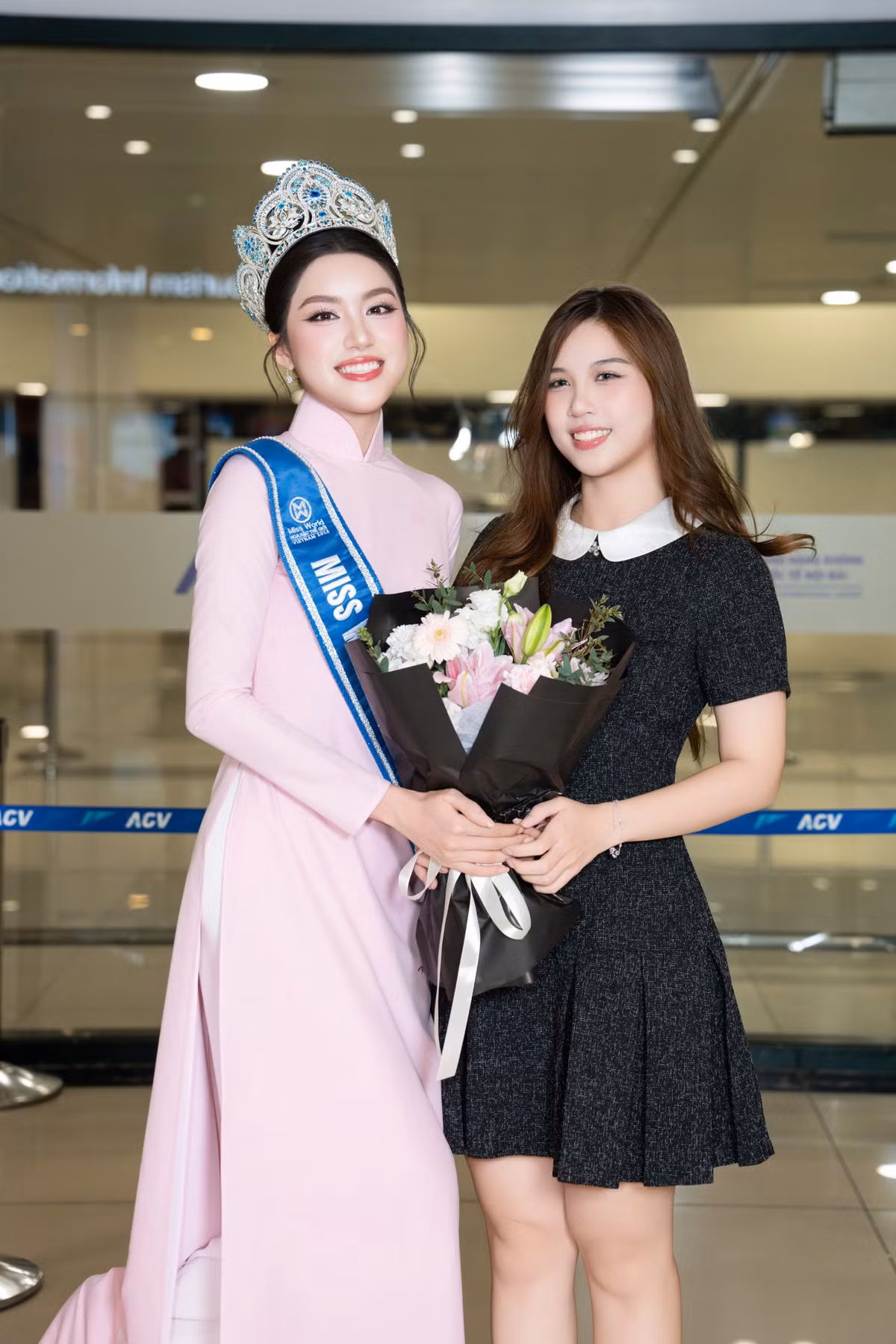 Chị gái sinh đôi của tân hoa hậu cũng không giấu được cảm xúc khi gặp lại em: “Hai chị em vốn ở chung phòng, sinh hoạt cùng nhau nên khi Oanh đi xa, cảm giác thiếu vắng rất rõ. Thấy em trở về sau thời gian dài, tôi thật sự nghẹn ngào”. Cô nhận xét em gái có phần gầy đi sau một tháng tất bật với công việc.