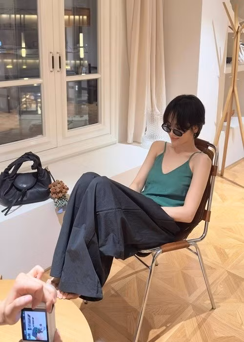 Ngôi sao phim Hậu duệ mặt trời gợi cảm với áo hai dây khi gặp gỡ bạn bè. Ảnh: Instagram Song Hye Kyo.