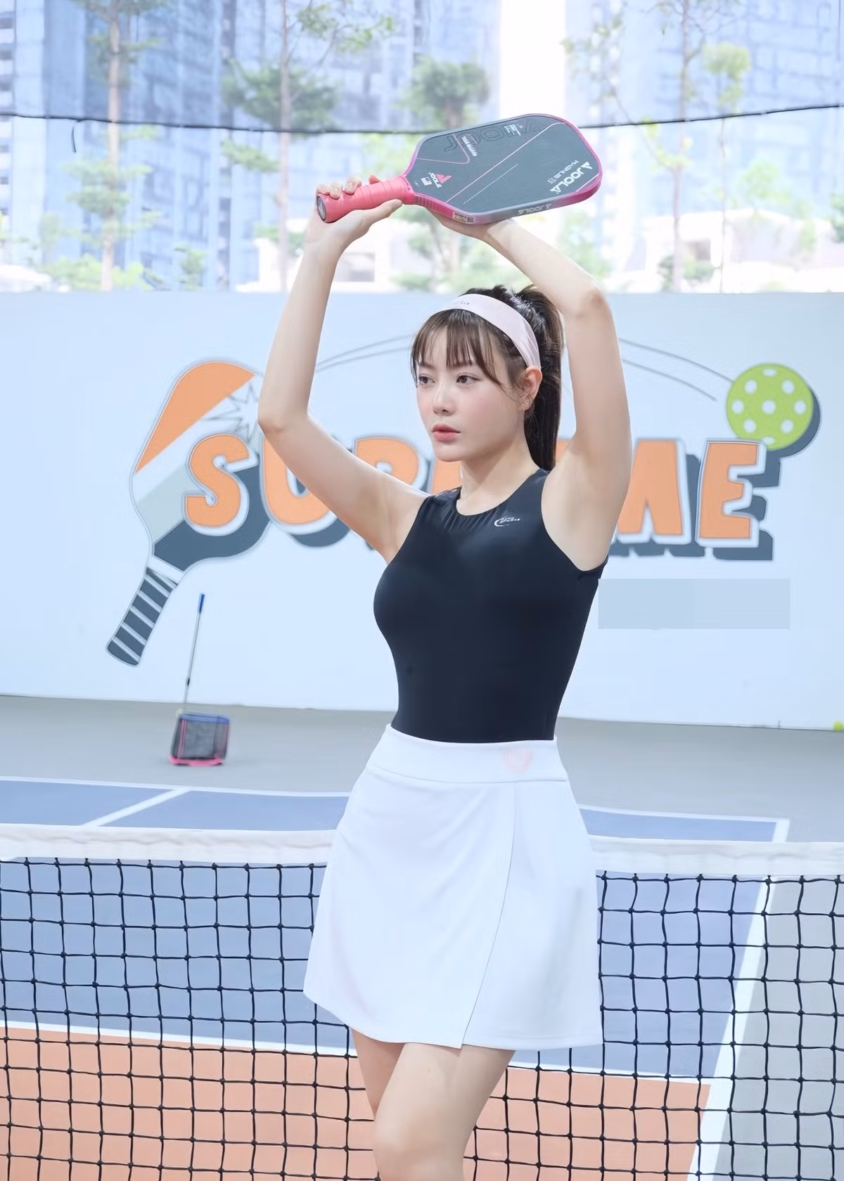 Diễn viên Thanh Hương vừa tham gia vào bộ môn thể thao pickleball. Trong một buổi tập luyện, cô diện áo bra kết hợp chân váy ngắn. Ảnh: FB Thanh Hương.