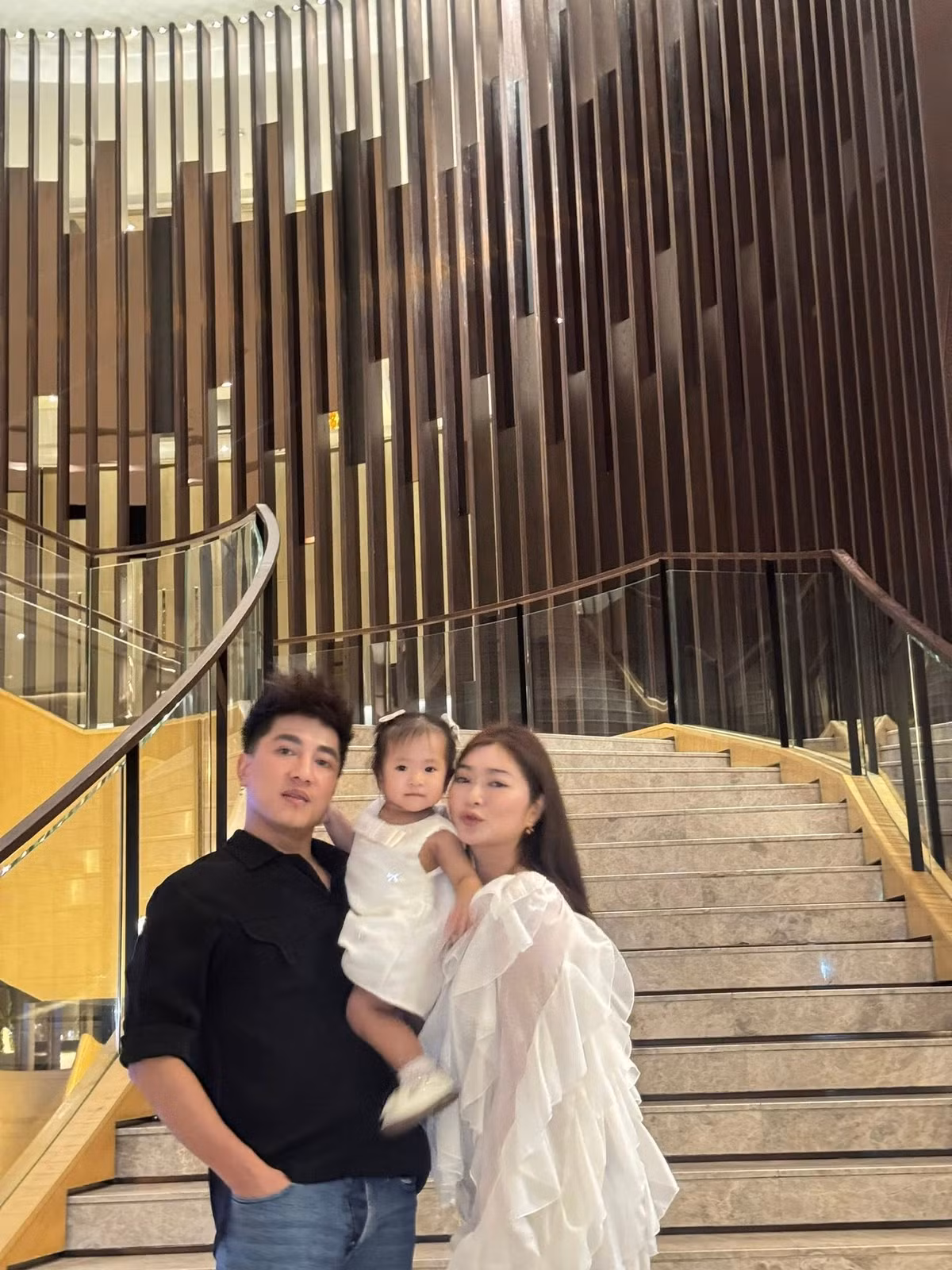 "Mỗi khi vợ làm việc gì đó, tôi luôn hỏi sao vợ phải làm vất vả như vậy làm chi nhưng mà bây giờ, chúng ta phải sống vì nhau mới quan trọng. Và quan trọng là vợ vui", Châu Khải Phong chia sẻ.