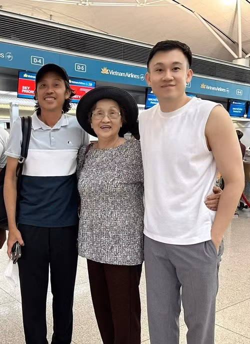 Dương Triệu Vũ (ngoài cùng bên phải) vừa bức xúc phủ nhận tin đồn nghệ sĩ Hoài Linh bị bệnh nặng. “Anh Hoài Linh vẫn khỏe re, ăn ngon, ngủ kỹ, cười giòn tan mỗi ngày. Có đen đúa xíu là do anh đang quay phim ngoài trời, nắng gió mưa sương làm da mặt khác đi", Dương Triệu Vũ cho biết. Ảnh: FB Dương Triệu Vũ.