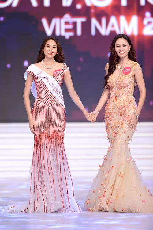 Trong chung kết Hoa hậu Hoàn vũ Việt Nam 2015, Phạm Hương (trái) giành ngôi vị cao nhất, Trà My đoạt danh hiệu Á hậu 1. Ảnh: Khám Phá.