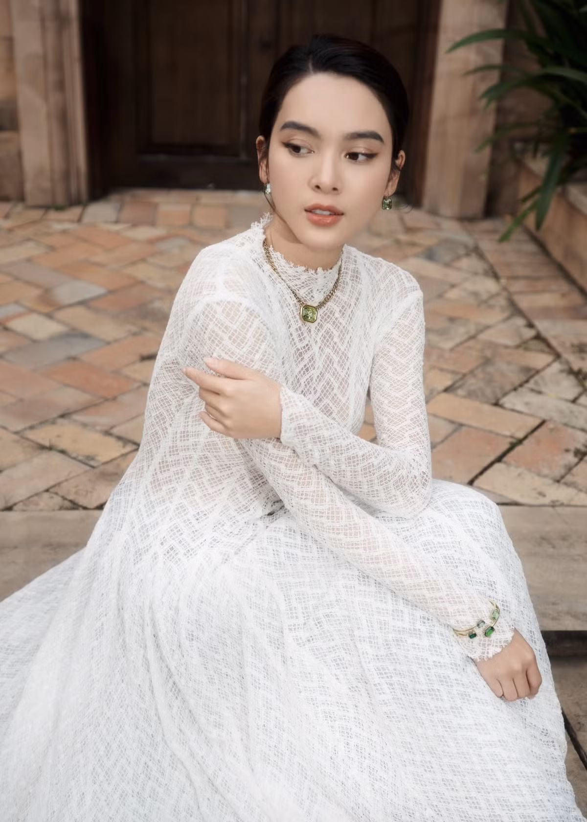 “Mẹ mà hận thì lại không cho qua lại bao năm qua nha bố ơi! Lợi ích gì trời? Đăng lên ảnh hưởng nha, muốn làm nghề thì phải sạch đời tư, đăng lên vậy ảnh hưởng nhãn hàng nào làm việc. Đúng là nói thì hay mà làm thì như gì ý. Tôi mà thù hận anh được phép nhắn cho con anh tiếp”, Quỳnh Lương nhắn nhủ chồng cũ. Ảnh: FB Quỳnh Lương.