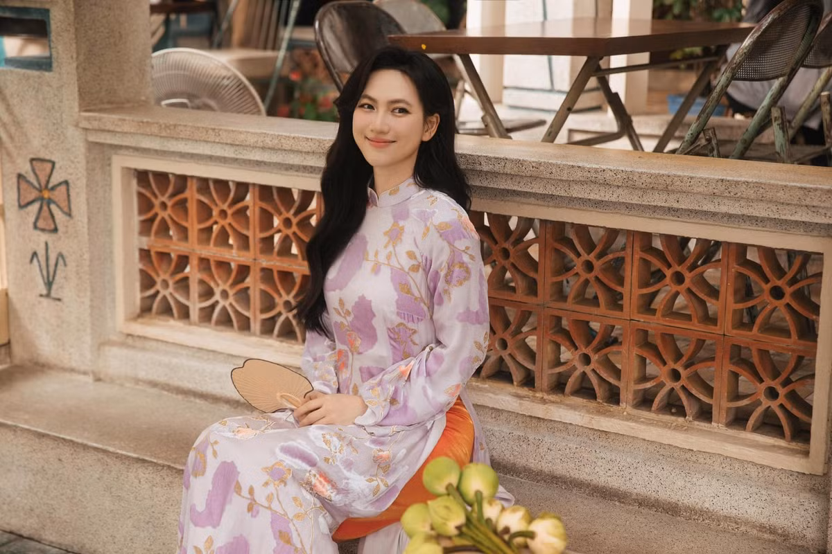 Trong tà áo dài truyền thống, Phương Anh Đào khoe trọn vẻ đẹp dịu dàng, đằm thắm của người phụ nữ Á Đông.