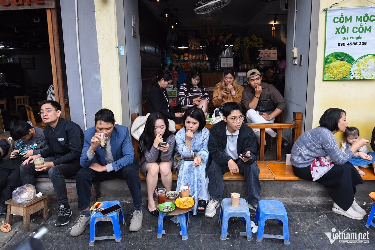 Khu vực Nhà thờ Lớn trở nên nhộn nhịp với đông đảo bạn trẻ trong những ngày này. Các hàng quán mở cửa xuyên lễ; nhiều gia đình quây quần thưởng thức hướng dương, trà chanh…
