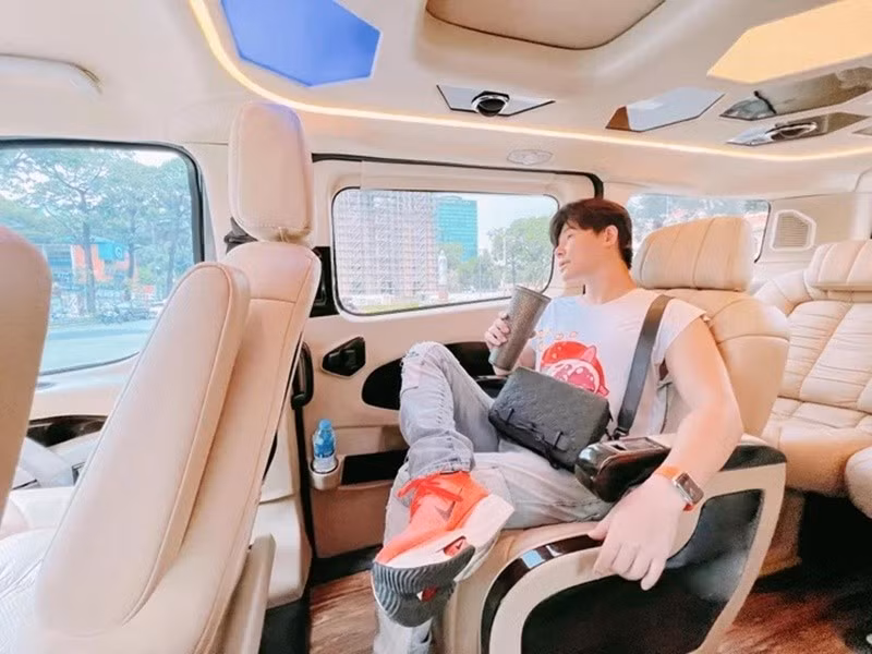 Nam ca sĩ không ngại vung tay sắm xe hơi. Ảnh: Saostar.