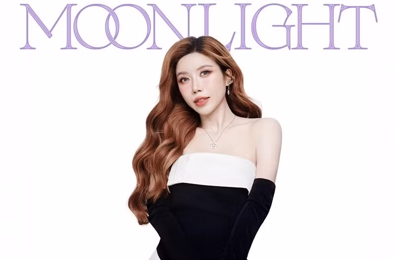 Ca khúc này cũng là sản phẩm debut của nhóm Lunas, gắn với nhiều cột mốc đặc biệt: được viết vào đêm trăng rằm, ra mắt dịp rằm, biểu diễn cùng Lunas tại Trung Quốc lần đầu cũng dịp rằm. Lần trở lại này của Trang Pháp tiếp tục trùng với thời điểm trăng rằm, chỉ vài giờ trước sinh nhật 2 năm của Lunas. Ảnh: FB Trang Pháp.