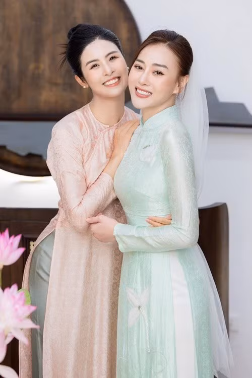 Ngọc Hân khen ngợi Phương Oanh đẹp như tiên giáng trần trong buổi thử áo dài cho lễ ăn hỏi.