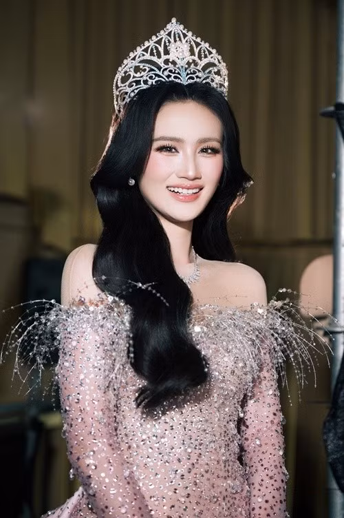 Khoảnh khắc đội vương miện cho thấy hình ảnh chuẩn hoa hậu của Ý Nhi. Thiết kế đầm xuyên thấu đính đá kết hợp thần thái rạng rỡ giúp cô nổi bật với vẻ ngoài sang trọng, sắc sảo trên sân khấu.