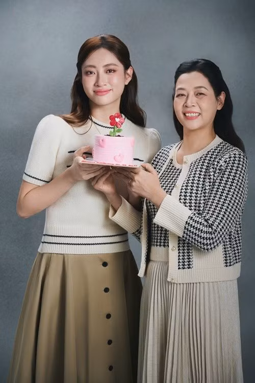 Lương Thùy Linh tâm sự, càng lớn, cô mới nhận ra, niềm vui không còn là những món quà to lớn, mà là mỗi sáng thức dậy biết bố mẹ vẫn khỏe mạnh, mỗi lần gọi điện về, vẫn nghe giọng nói ấm áp từ đấng sinh thành. Ảnh: Sen Vàng.