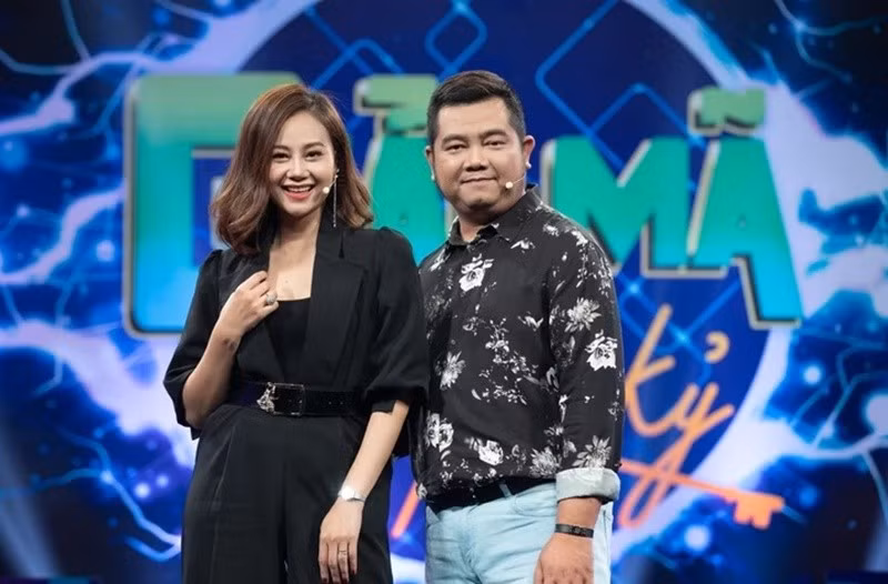 Theo Pháp Luật TP HCM, khi tham gia chương trình Giải mã tri kỷ, Tuấn Mario từng chia sẻ về việc vợ mình có tính tình khá nóng nảy và thay đổi cảm xúc nhanh chóng. Anh thừa nhận đôi lúc công việc bận rộn và căng thẳng, tính cách này của Hà Thúy Anh khiến anh cảm thấy không có tâm trạng để làm việc. Dù vậy, tại thời điểm đó, nhà sản xuất vẫn ghi nhận sự nỗ lực thay đổi của vợ để giữ gìn tổ ấm. Ảnh: Pháp Luật TP HCM.