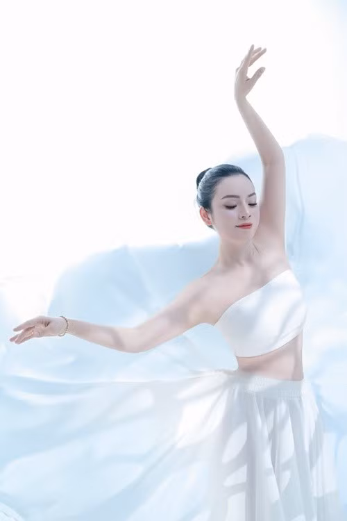 Nữ ca sĩ sở hữu vóc dáng thon gọn, làn da trắng không tỳ vết. Ảnh: FB Tân Nhàn.
