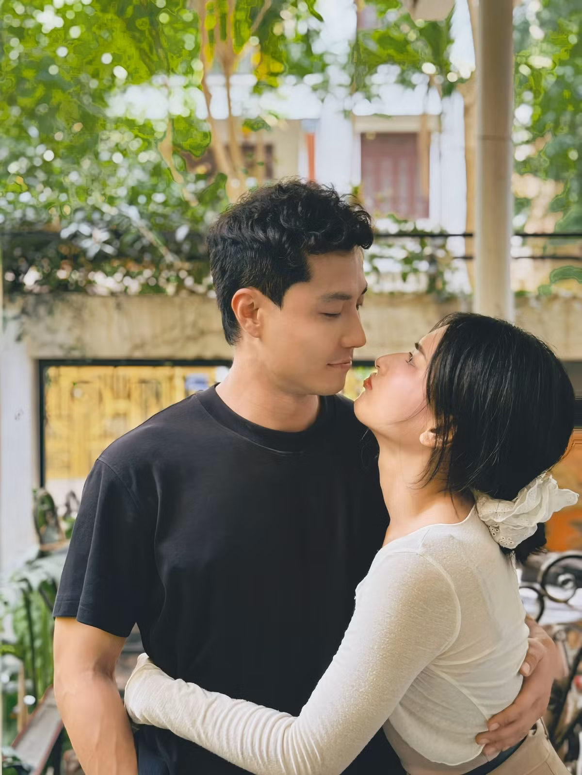 Ngoài các cảnh quay trên phim, Yến My thường xuyên chia sẻ hình ảnh hậu trường quá trình ghi hình Đồng hồ đếm ngược. Ảnh: FB Yến My.