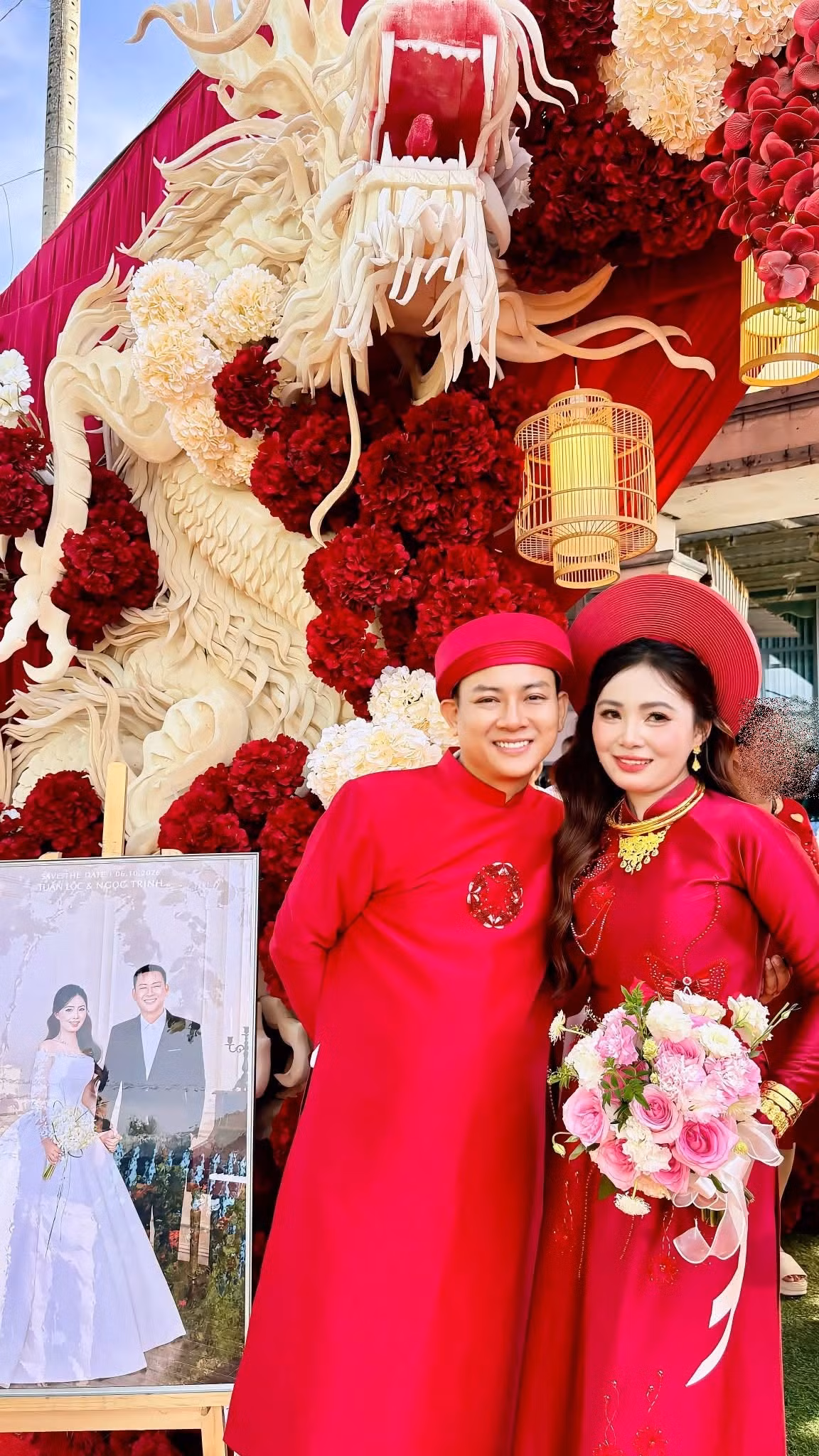 Sáng ngày 6/10, Hoài Lâm chia sẻ hình ảnh trong ngày cưới với Ngọc Trinh. Nam ca sĩ và vợ diện trang phục cưới truyền thống, xuất hiện bên khu vực được trang trí bằng nhiều hoa và mô hình rồng màu đỏ - trắng.