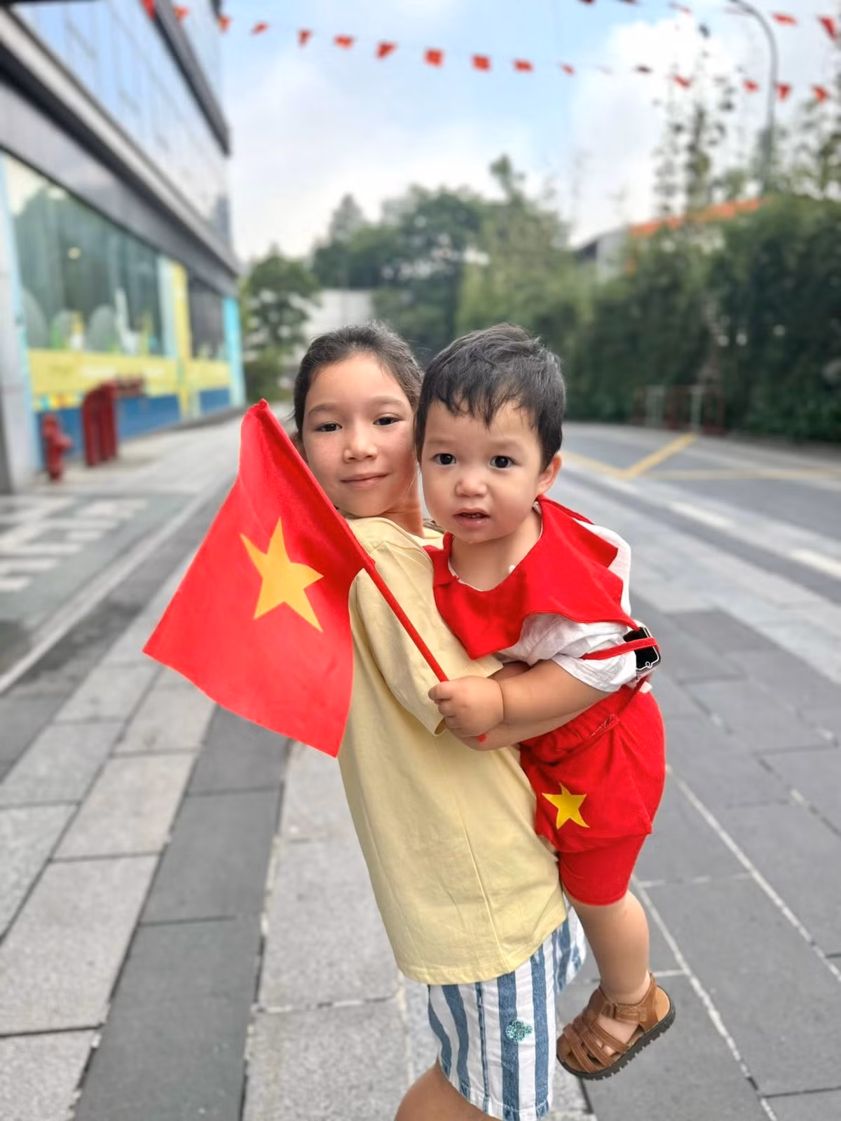 Ít ngày trước, Hà Anh đưa các con ra Hà Nội để xem tổng duyệt A80. Ảnh: FB Hà Anh.