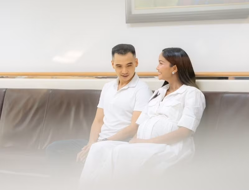 Mỗi khi đi khám thai, H'hen Niê luôn được chồng tháp tùng.