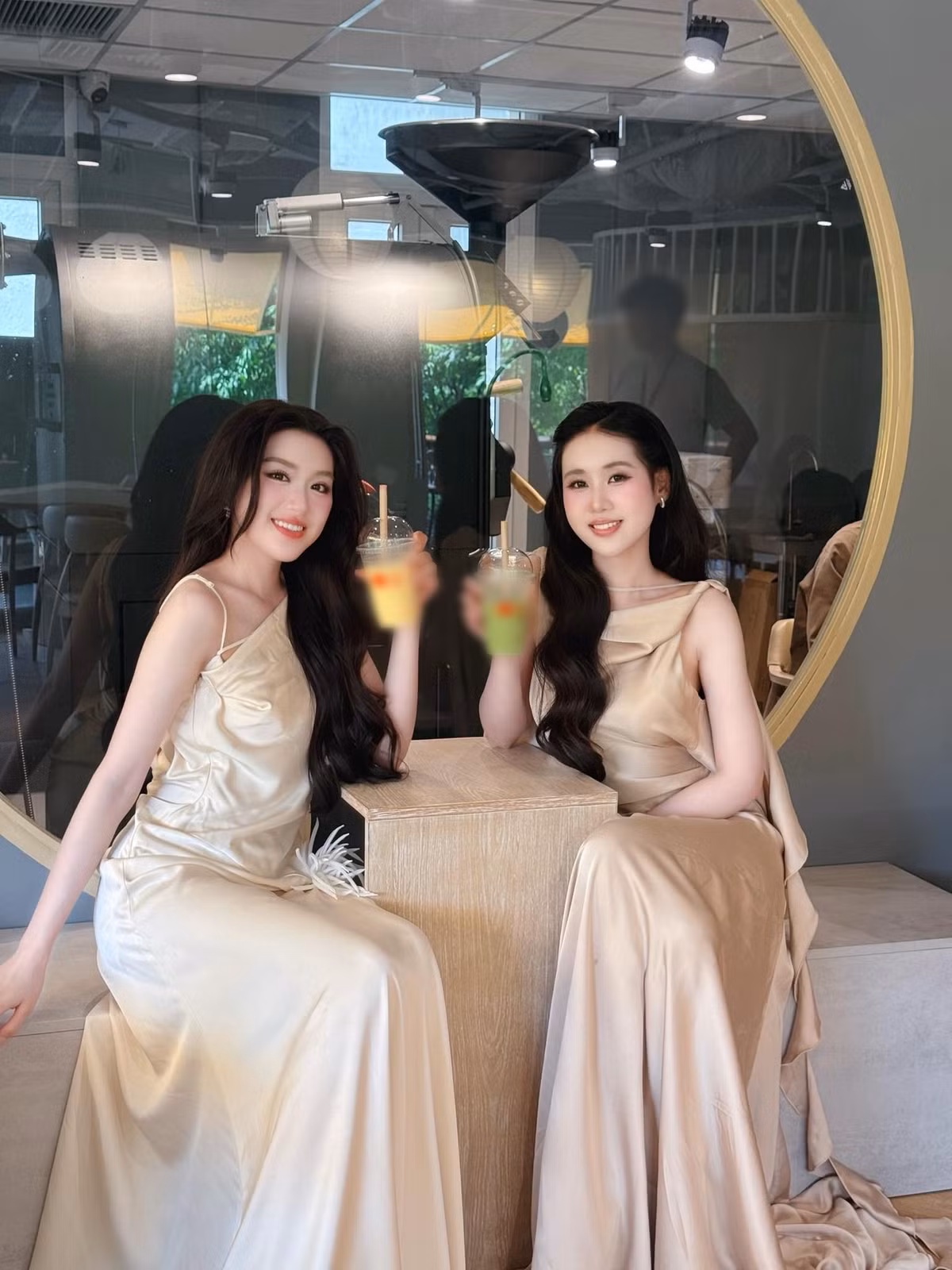 Tâm Như từng bị cư dân mạng hiểu lầm "gạt tay" Phương Oanh trong đêm chung kết. Ảnh: FB Tâm Như.
