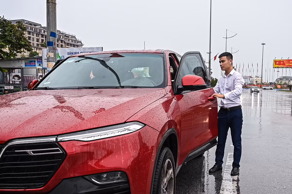 Hơn 17h chiều 20/7, khi trời đổ cơn mưa tầm tã, anh Huy bắt đầu mang những suất cơm, canh còn nóng hổi đến Bệnh viện Đa khoa tỉnh Quảng Ninh - cách nhà hàng gần 10 km. Anh cảm thấy nhẹ lòng khi được góp phần nào công sức để cùng mọi người vượt qua lúc khó khăn.