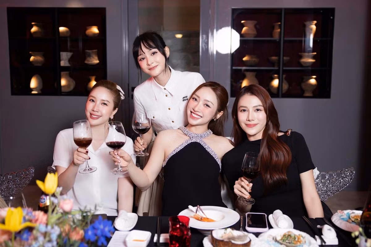 Nữ ca sĩ cho biết, cô vui vẻ tận hưởng cuộc sống hiện tại và tưởng rằng bản thân mới 25 tuổi.