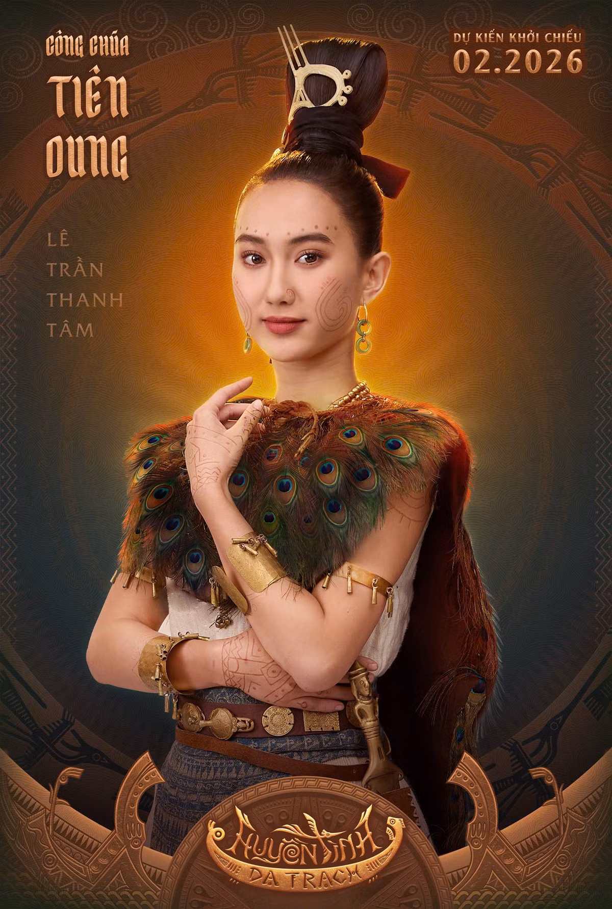 Phim phục dựng sinh động không gian sống của người Việt cổ với các nghi lễ xăm mình, đấu vật và các kỹ nghệ đúc đồng, đóng thuyền tinh xảo. Bối cảnh phim thực hiện trực tiếp tại ‘địa chỉ đỏ’ của truyền thuyết như Chử Xá (Gia Lâm, Hà Nội) và đầm Dạ Trạch (Khoái Châu, Hưng Yên). Ảnh: Vietnamnet.