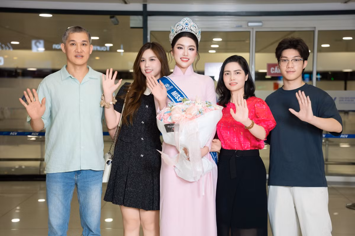 Tại sân bay Nội Bài, đại gia đình gồm ông bà nội, bố mẹ và chị gái đã có mặt từ sớm. Bố của nàng hậu chia sẻ: “Từ khi đăng quang đến nay, Oanh luôn bận rộn với công việc và chịu không ít áp lực. Gia đình chỉ mong con về nhà, cùng ăn một bữa cơm ấm cúng để giải tỏa mọi điều”.