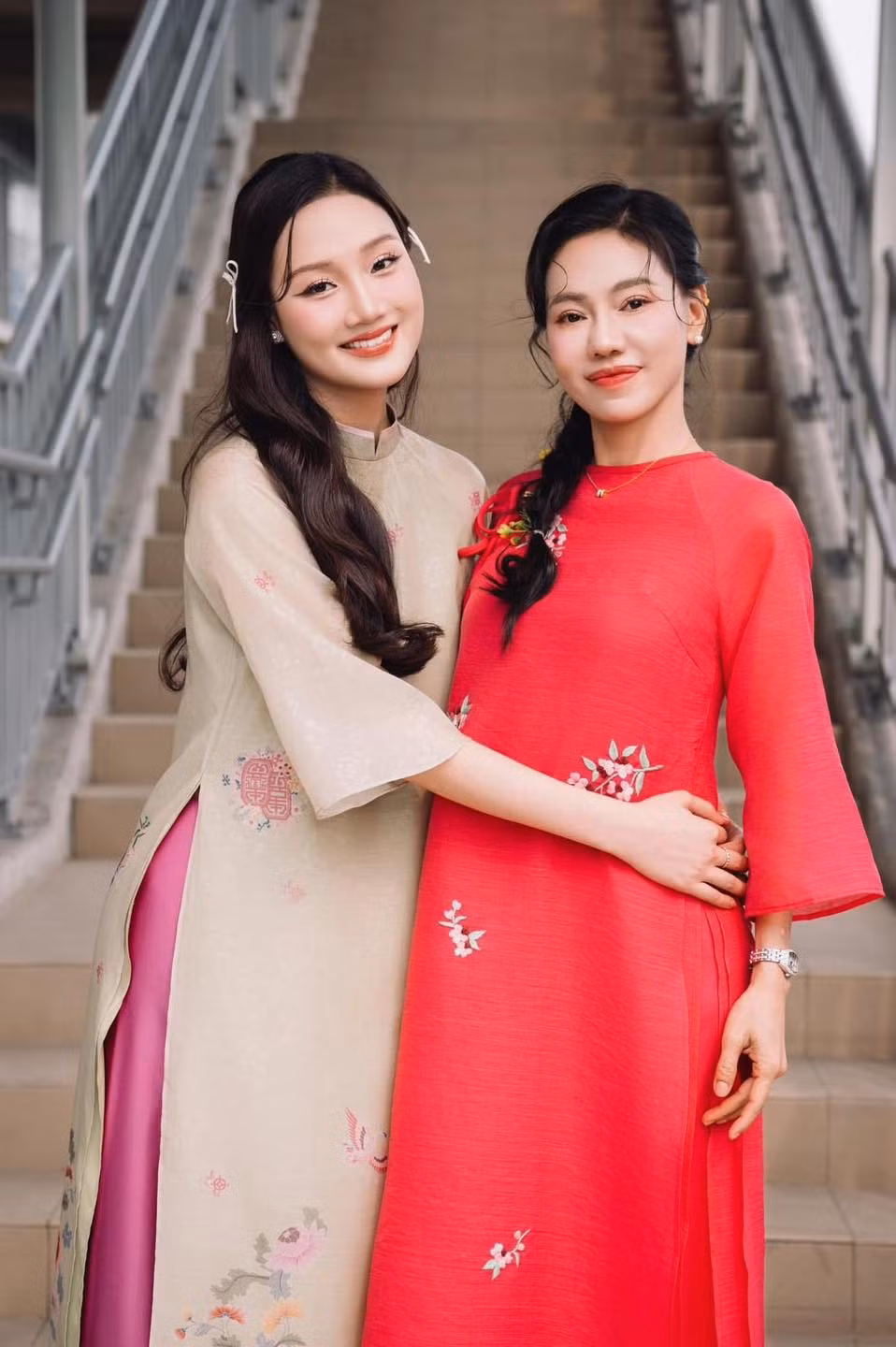 Mới đây, trên trang cá nhân, ‘bà trùm hoa hậu’ Phạm Kim Dung (phải) vui mừng thông báo, Á hậu Đỗ Thị Phương Thanh trúng tuyển ngành Đạo diễn sân khấu (Văn bằng 2) tại Trường Đại học Sân khấu - Điện ảnh Hà Nội năm học 2025-2026. Ảnh: FB Phương Thanh.
