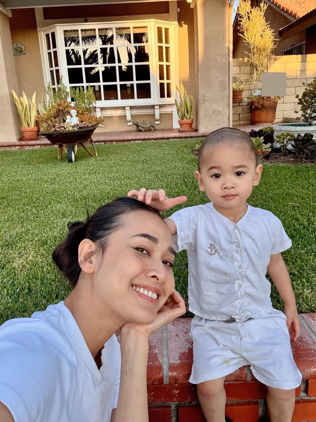 Hoa hậu Dương Mỹ Linh không còn hoạt động trong showbiz Việt nhiều năm qua. Năm 2022, người đẹp tổ chức đám cưới với doanh nhân Tôn Thất Bảo Anh. Một năm sau hôn lễ, cô chào đón con trai đầu lòng tên Julian (tên thân mật là Phính) gia nhập tổ ấm.